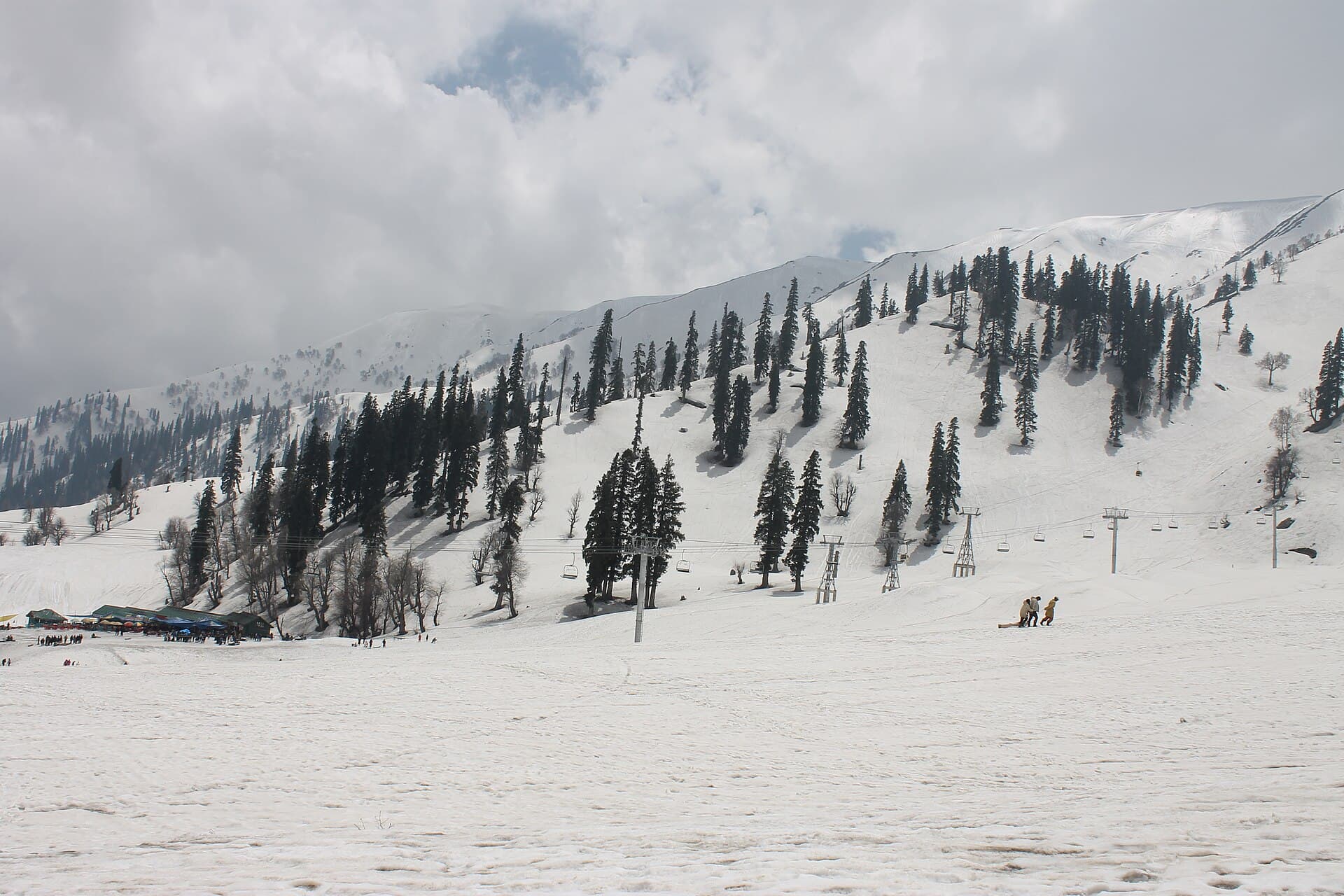 Beautiful Himalayan mountains range in Jammu & Kashmir.